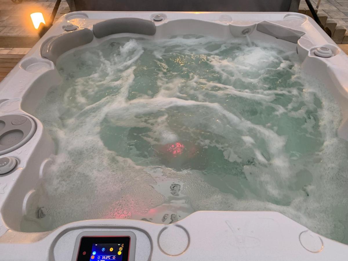 Chez La Rose Luxueuse Cottage Avec Jacuzzi Rouvres-la-Chétive Exterior foto