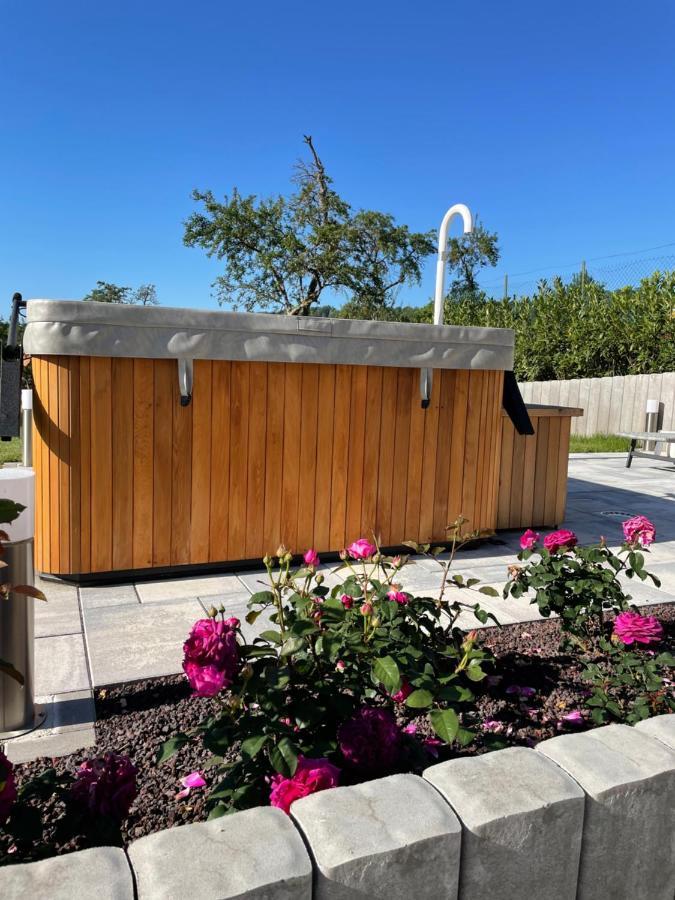 Chez La Rose Luxueuse Cottage Avec Jacuzzi Rouvres-la-Chétive Exterior foto